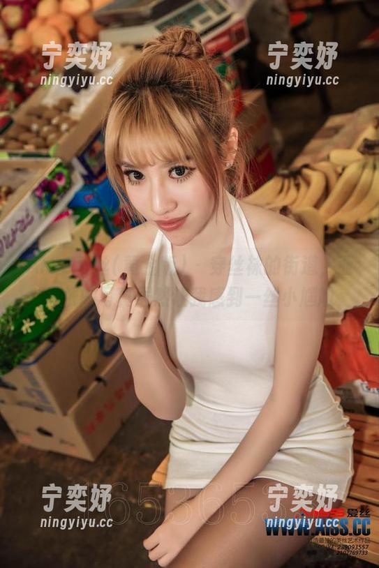 AISS爱丝(黄金版) - 穿丝袜的街道，亚美依的写真居然让我感到一丝小尴尬