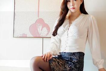 Feilin嗲囡囡 – 娜依灵儿的私拍，作为秘书的她像条连衣裙一样，完全被裁剪得刚刚好