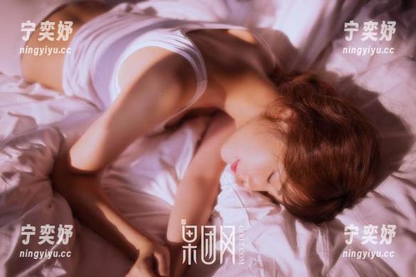 GIRLT果团网-Miss琪 GIRLT果团网 - 精选衬衫日常,Miss琪说白衬衫就像我的灵魂伴侣,穿上就想去冒险!