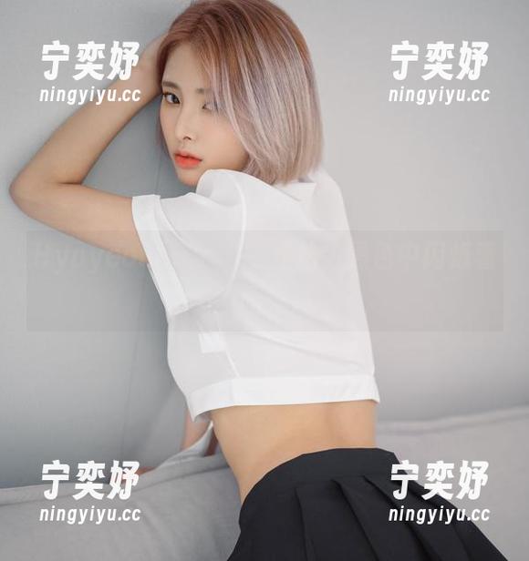Hyoyeon(김효연)的私拍，黑色中闪烁着意图未尽