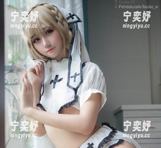 KuukoW的白丝图集里，那独特的气息让我微微心慌，不可思议。
