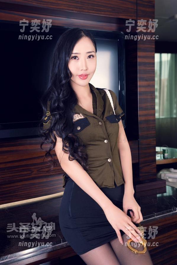 TouTiao头条女神-刘菲菲 TouTiao头条女神 - 最新刘菲菲图集,校园风光?别逗了,这可是丛林法则。