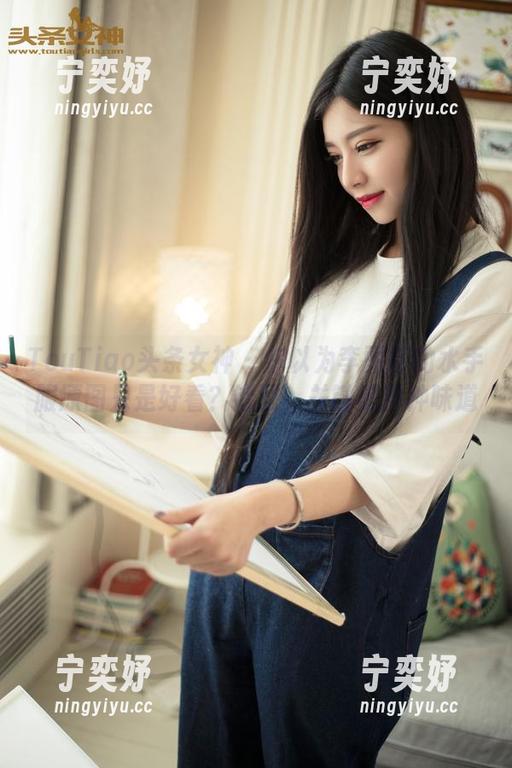 TouTiao头条女神 - 你以为李丽莎的水手服原图只是好看？错了，关键是那种味道