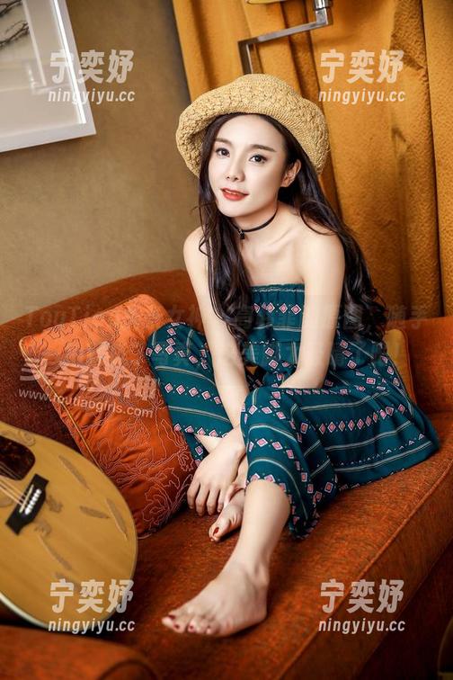 TouTiao头条女神-高韩菲 TouTiao头条女神 - 高韩菲的原图,随手一拍就成了写真,这美脚太吸睛了吧!