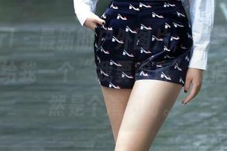 TuiGirl – 最新的户外图片，赵梦洁在拍摄间隙给我一个“我要肉麻”的信号，果然是个演员呀。