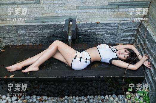 TuiGirl推女郎 - 王馨瑶居家大冒险：美图分享，身边的零食也在偷瞄我！