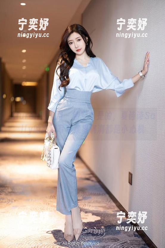 Xiuren秀人网-夏诗诗Sally Xiuren秀人网 - 镂空?是的,夏诗诗Sally的高清写真集里满满都是小心机