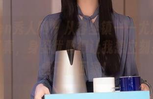 Xiuren秀人网 – 从容坐镇——尤妮丝办公室写真，身姿优雅得让我想立刻把她的桌子搬回家！