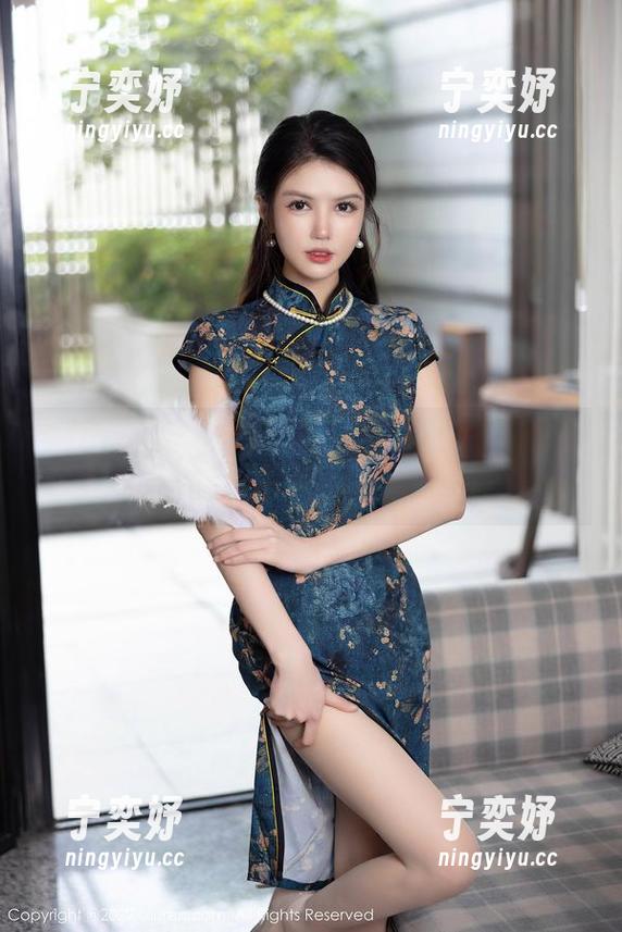 Xiuren秀人网-白露小猪 Xiuren秀人网 - 套图狂欢:看白露小猪如何在练功房中大展“粉扑”的魅力