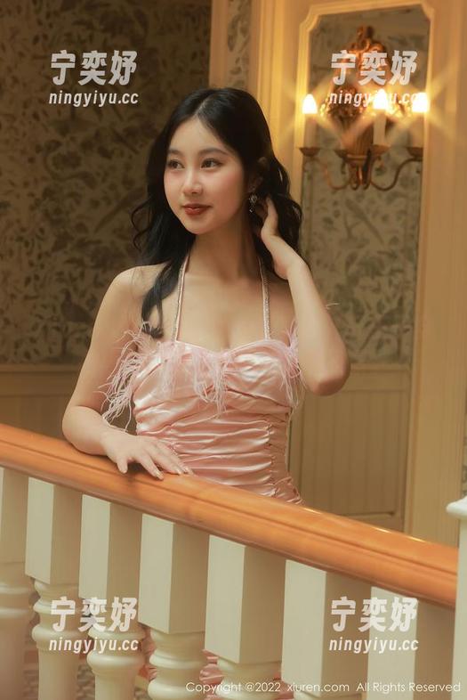 Xiuren秀人网 - 免费写真：轩轩王子穿上短裙，结果都是奇怪的风景。