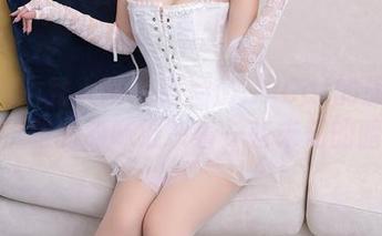 Xiuren秀人网 – 高溜MilkCat的旗袍写真，优雅的韵味混杂着一些未知的暗示。