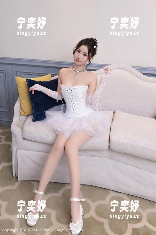 Xiuren秀人网-高溜MilkCat Xiuren秀人网 - 高溜MilkCat的旗袍写真,优雅的韵味混杂着一些未知的暗示。