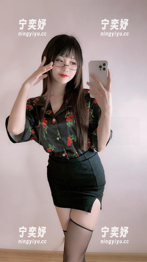 miko酱ww miko酱ww礼服图集,没圣光来撑腰,颜值和气质通通靠实力。
