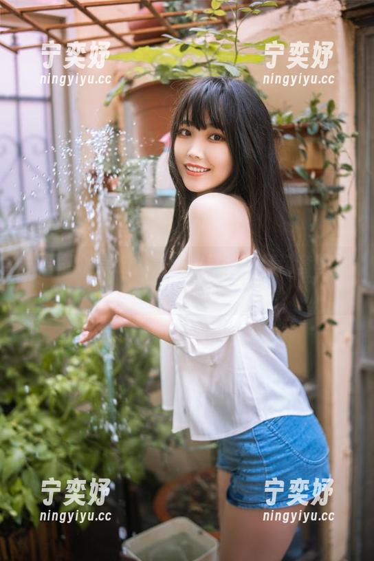 一智智 一智智的美脚说:选我选我!精选套图让你无法不关注。