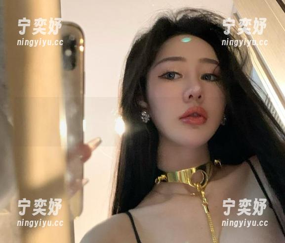 微密圈 - 只在不爱笑的赛琳的私拍里，这黑丝系列让人想一探究竟。