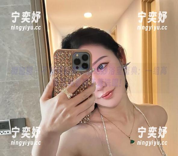 微密圈 - 不爱笑的赛琳的绝妙浴室盛典：一组高清写真看爽了兼洗眼！