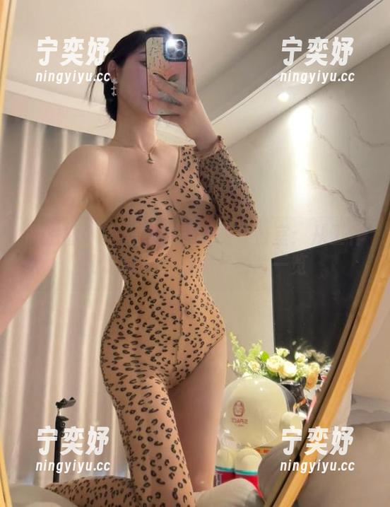 不爱笑的赛琳 微密圈 - 不爱笑的赛琳的办公室:从工作到玩的边界模糊,图片一览