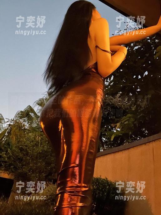微密圈 - 镂空的作品，不爱笑的赛琳是打算把我们的眼睛都勾走嘛