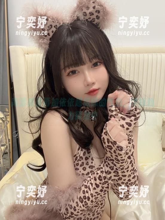 高清质量再加依依超级懒的气息，学妹魅力释放中