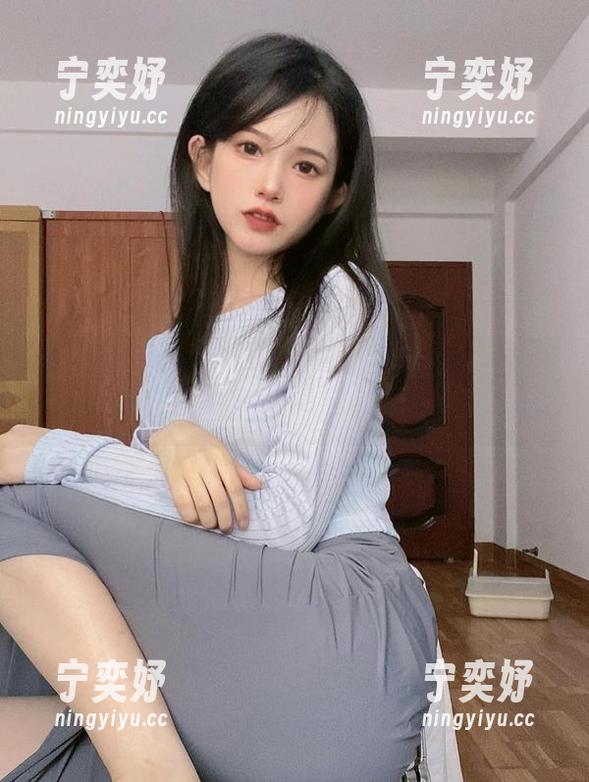 倦倦喵 倦倦喵写真,吊带白丝,你的视线去哪了?