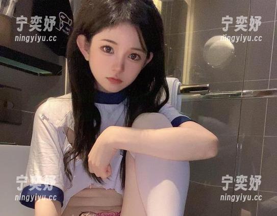 倦倦喵 突然觉得倦倦喵的泳装作品就像一阵风,轻轻一掠,图片里的每帧都让人想将思绪飘远。