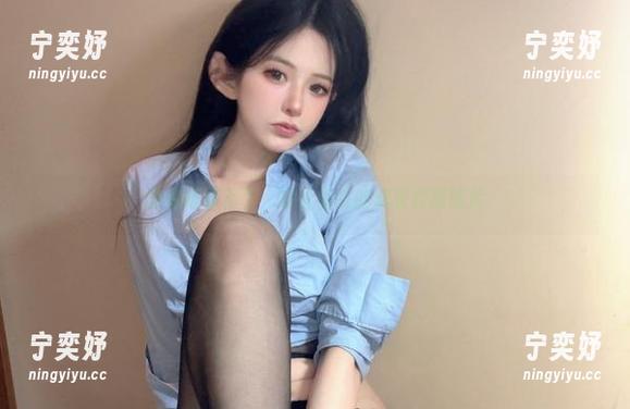 倦倦喵 倦倦喵最新作,踩在街头的皮衣野猫照片