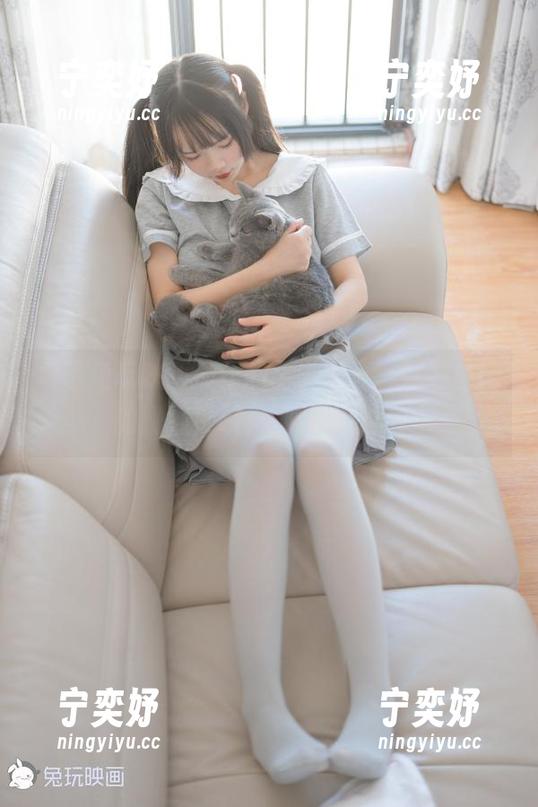 看了兔玩映画最新的全套写真，衬衫白网的碰撞，哦，那样的线条！