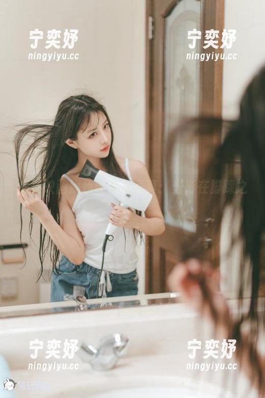 兔玩映画 兔玩映画黑色半筒袜写真:光影在脚踝之间轻舞