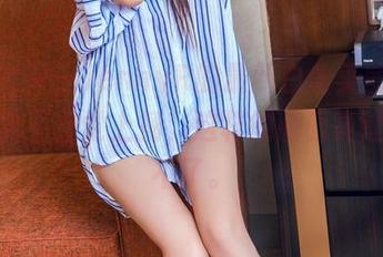 头条女神 – JennyR的最新白丝美图，我的嘴角不自觉上扬，这样的画面真让人受不了。