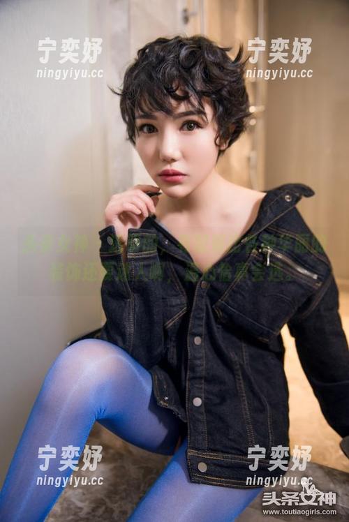 头条女神-温心怡 头条女神 - 透明的,有时候比各种华丽的装饰还要迷人啊,温心怡真会选。