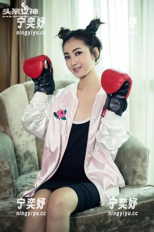 头条女神-火儿 头条女神 - 火儿的原图,爱的盛放我能看出点什么,但也可能是错觉