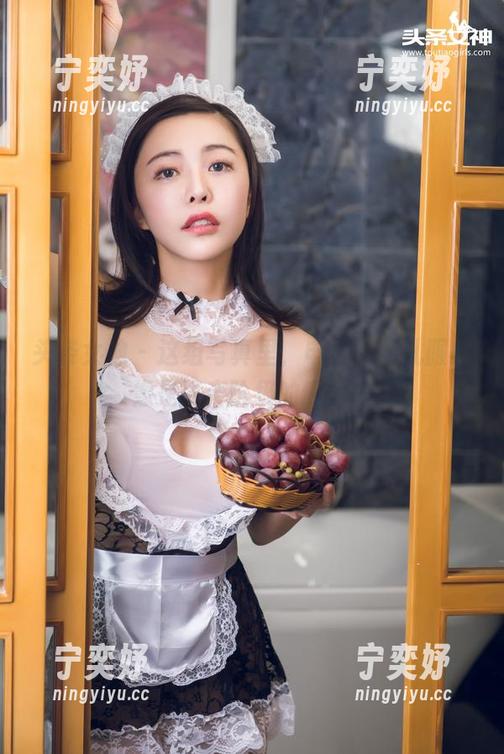 头条女神 - 这组写真里，申美嫣的礼服就像是资产阶级的傲慢！