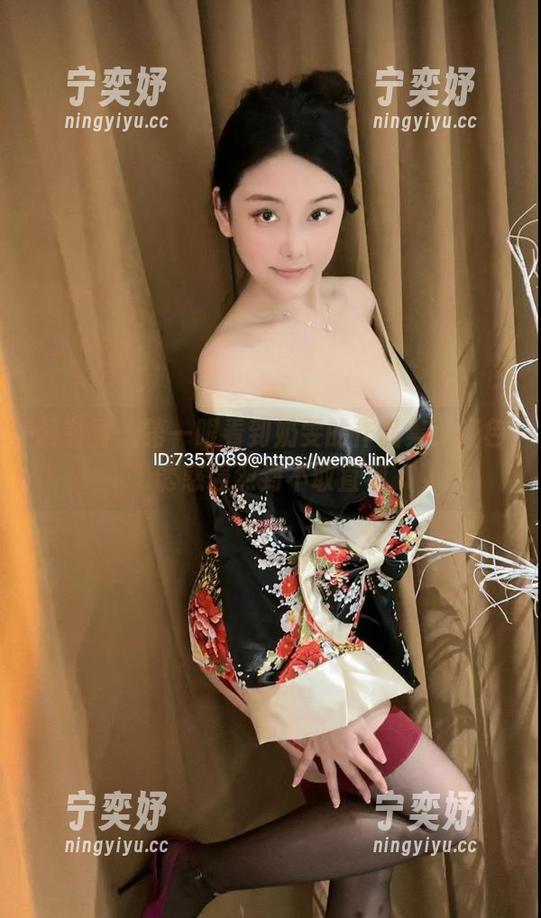微密圈 - 第一眼看到奶雯的作品集，红色诱惑强烈到不敢直视
