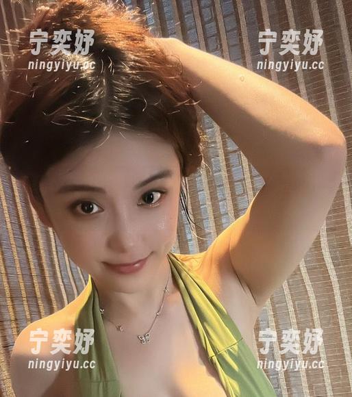 奶雯 微密圈 - 你见过奶雯的黑皮裙吗?最新图包带你眼前一亮!