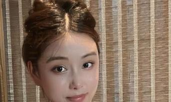 微密圈 – 奶雯这身体操服要出合集了，更新都隔三差五的，确实魔性。