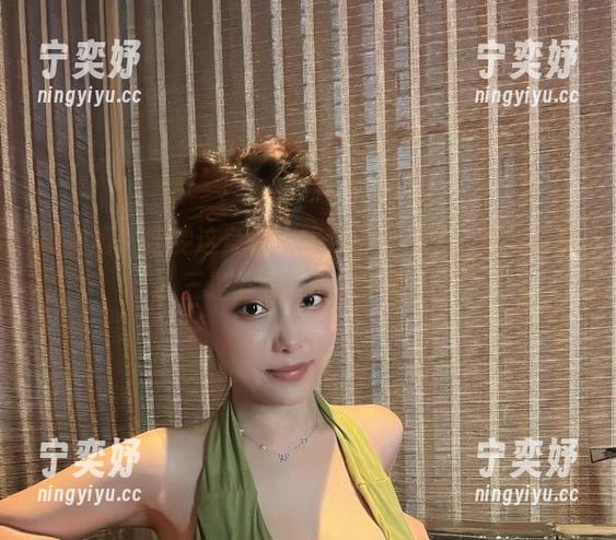 奶雯 微密圈 - 奶雯这身体操服要出合集了,更新都隔三差五的,确实魔性。
