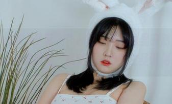 观看宋哈娜“圣诞”作品时，我脑海里突然出现对比：她是典雅，我就是一棵野生圣诞树。