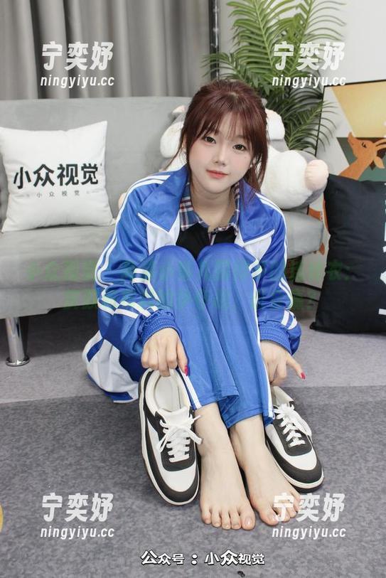 小众视觉-小琳儿 小众视觉 - 高清小琳儿露得多的连体衣:皮肤和布料的争夺战,谁会赢?