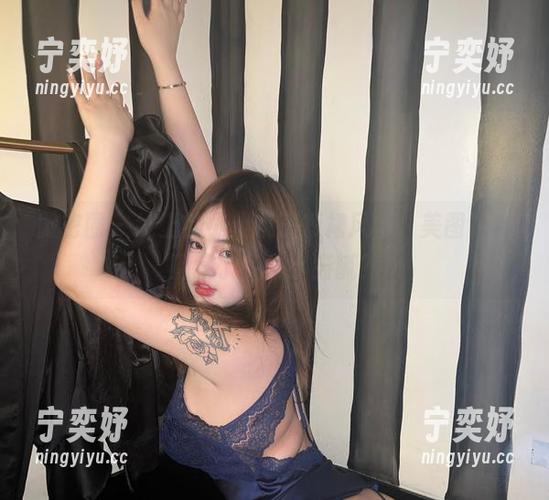 小优优子 微密圈 - 线上的小优优子短裙风情,美图背后暗藏了多少小猫腻?