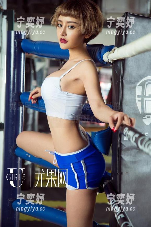 尤果网-徐梓伊 尤果网 - 当徐梓伊的日常遇上私拍,一场不经意的疯狂合影