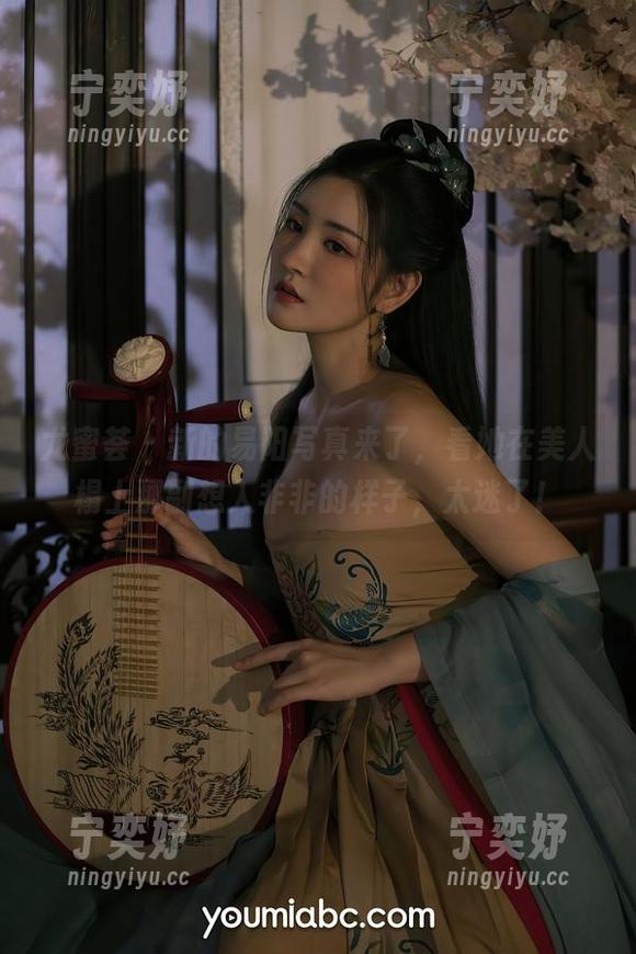 尤蜜荟-易阳 尤蜜荟 - 新的易阳写真来了,看她在美人榻上那副想入非非的样子,太迷了!
