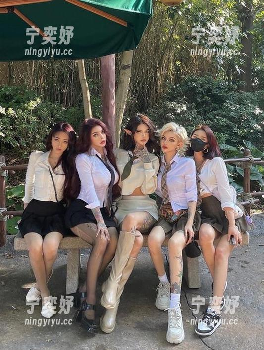 希希Gina 微密圈 - 用希希Gina的套装来证明,高清的美图也能拍出我的日常懒散,哼~