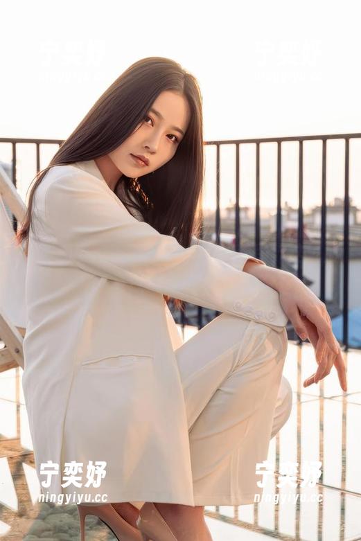 年年Nnian 免费到手的年年Nnian短裙原图,这气质简直让人想多看几眼。