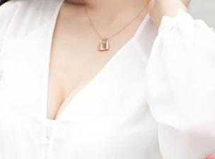 推女神 – 看，看，最新的，王语纯把美足资源玩得如此生动。