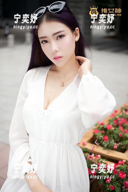 推女神-王语纯 推女神 - 看,看,最新的,王语纯把美足资源玩得如此生动。