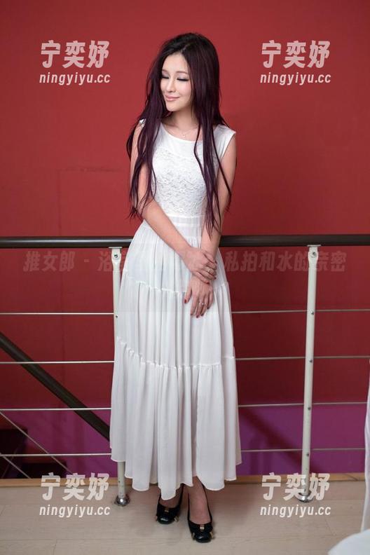推女郎-谭冰 推女郎 - 浴室里的谭冰:私拍和水的亲密接触