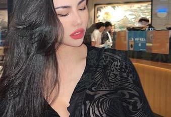 微密圈 – 脚步轻盈，李嘉欣97的美脚写真打开了新天地，你敢来挑战盯着不转移视线吗？