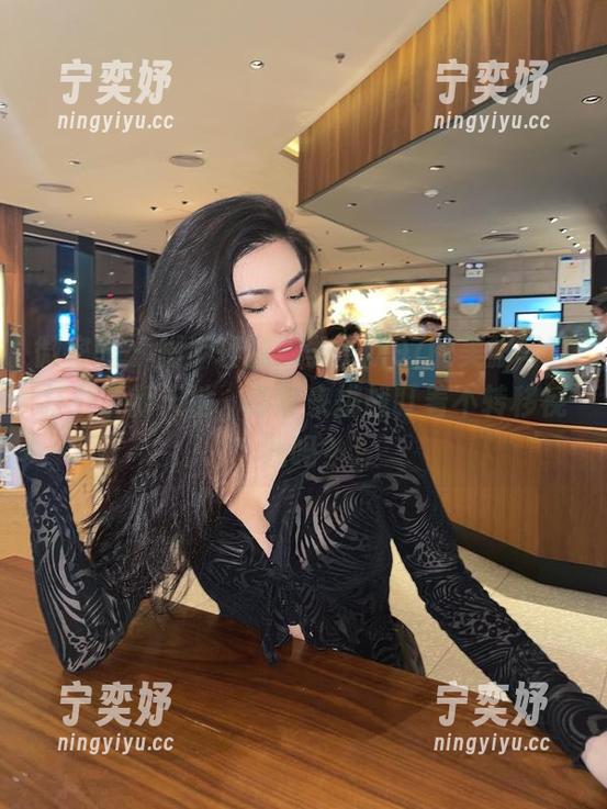 李嘉欣97 微密圈 - 脚步轻盈,李嘉欣97的美脚写真打开了新天地,你敢来挑战盯着不转移视线吗?