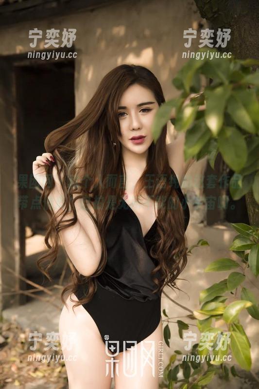 果团网-王语纯 果团网 - 就个人而言,王语纯的这套作品带点俏皮,自拍是无所不能的小宇宙啊。