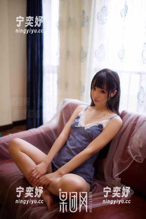 果团网 - 私房写真里，陈雅漫的每个动作都透露着温柔，简直像是在阅读诗篇。